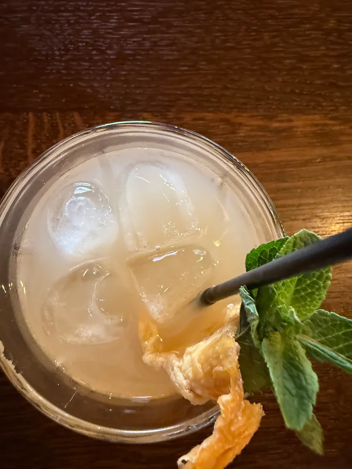 Cocktail mit Minze im Black Sheep
