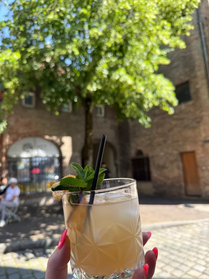 Cocktail vor dem Black Sheep in Augsburg